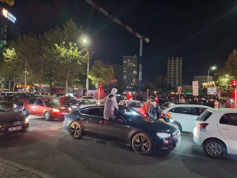 Fitorja e Shqipërisë ngrit në këmbë Ferizajn (Foto)