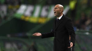 Real Madrid's French coach Zinedine Zidane shouts intructions from the sideline during the UEFA Champions League football match Sporting CP vs Real Madrid CF at the Jose Alvalade stadium in Lisbon on November 22, 2016. / AFP / FRANCISCO LEONG        (Photo credit should read FRANCISCO LEONG/AFP/Getty Images)