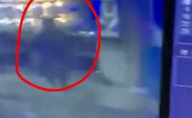 Momenti kur terroristi kreu sulmin në Stamboll (Video)