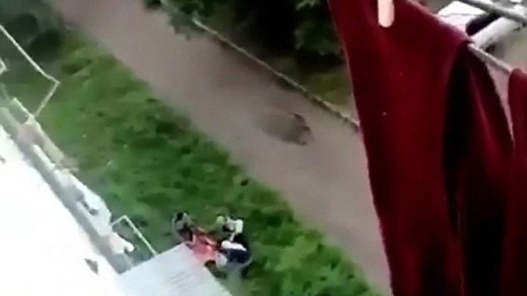 Fëmija bie nga kati i pestë, fqinjët e presin me batanije (Video)