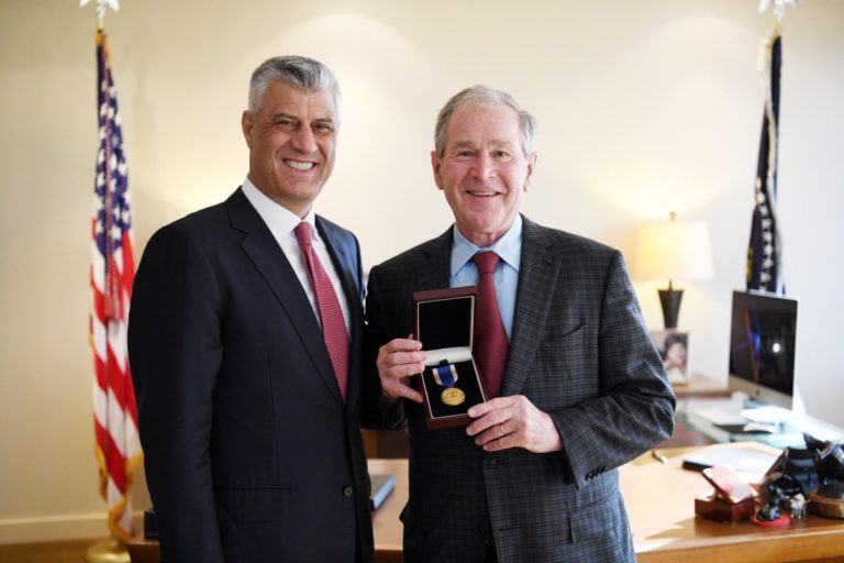 Thaçi dekoroi me Urdhrin e Pavarësisë ish-presidentin Bush