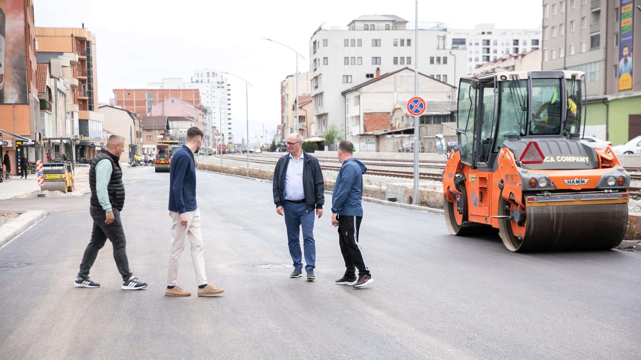 Asfaltohet segmenti i dytë i rrugës  Ahmet Kaçiku në Ferizaj