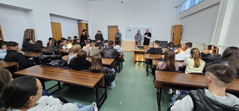 Aktiviteti “Rrugëtimi drejt Pavarësisë” zhvillohet në shkollat e mesme të Ferizajt