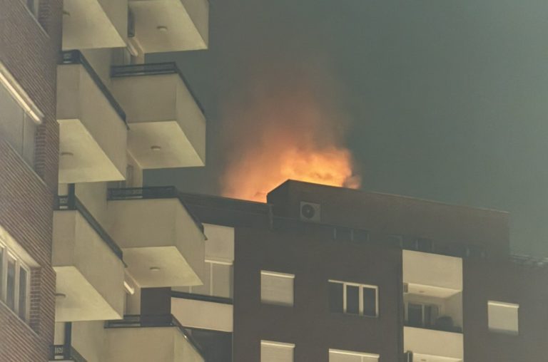 Merr flakë një objekt banesor në rrugën Gjon Serreçi