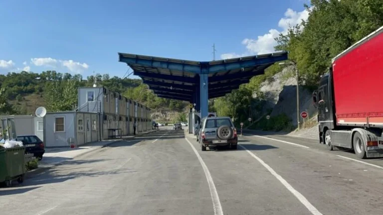 Bllokohet qarkullimi i automjeteve në dalje të pikës kufitare në Jarinjë