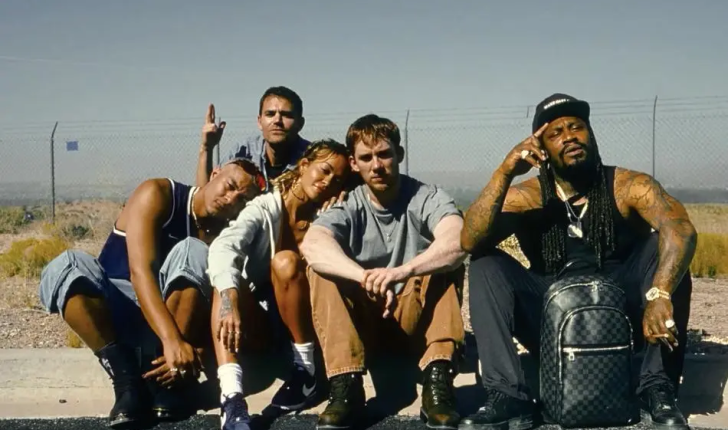 Rita Ora “djeg” skenën në premierën e filmit “He Bled Neon” në SXSW