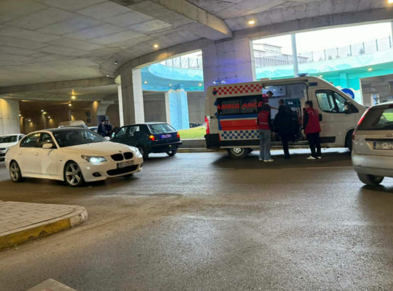 Vetura hyn në anën e kundërt të rrethit, shkakton aksident në tunel