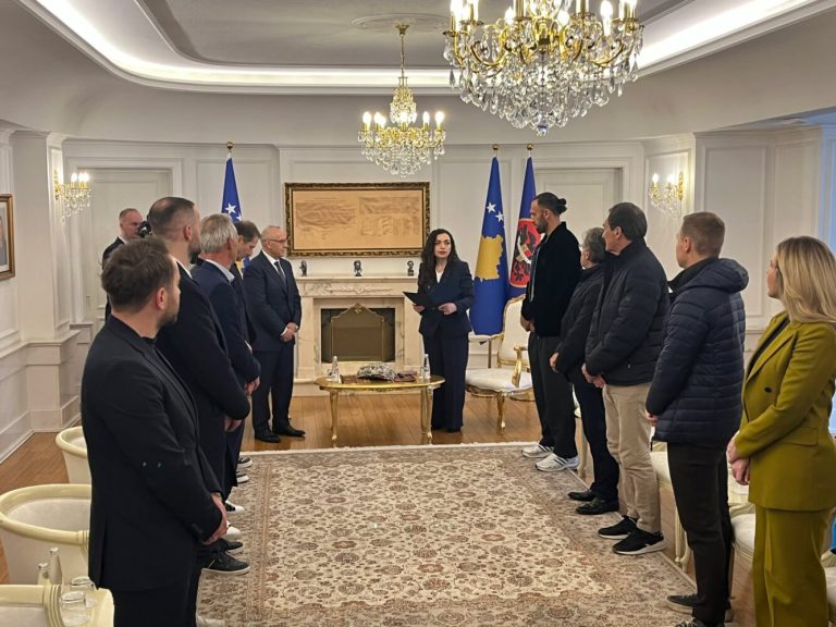 Presidentja Osmani dekoron lojtarët e Kombëtares së Kosovës