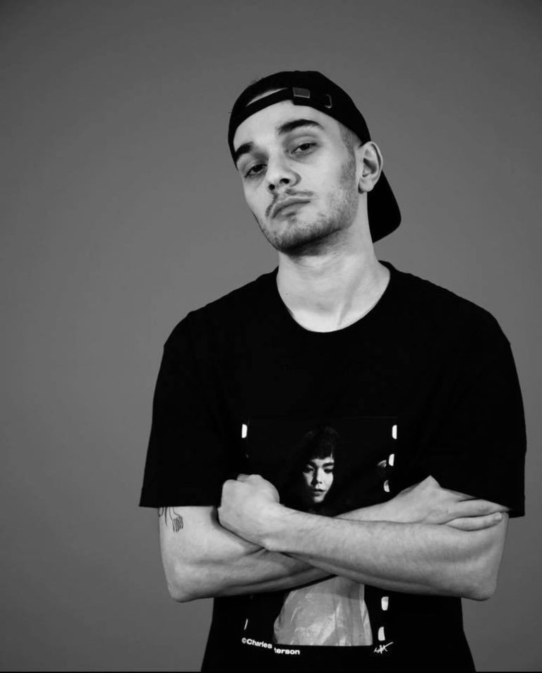 Buta u godit me thikë në nofull, zbulohet si u sulmua reperi dhe hakmarrja në rrahje