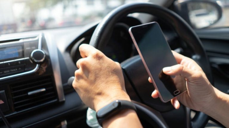 Përdorën telefonin gjatë vozitjes, rreth 300 shoferë gjobiten në Ferizaj gjatë marsit