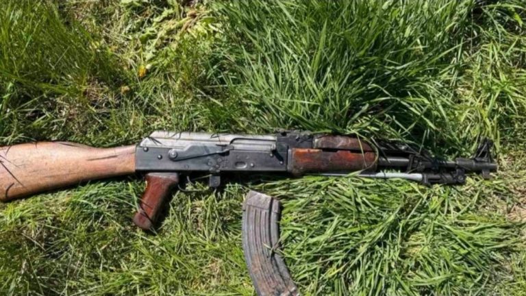 Arrestohen tre persona në Slivovë të Ferizaj, dyshohen se me AK-47 grabitën një market
