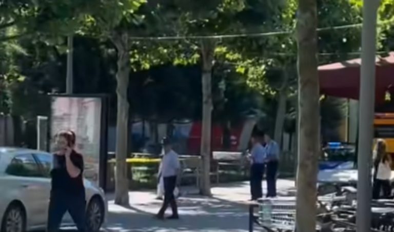 Policia zbardh rastin në Ferizaj: 16-vjeçari sulmoi qytetarë, plagosi tre policë dhe u arrestua me nënën